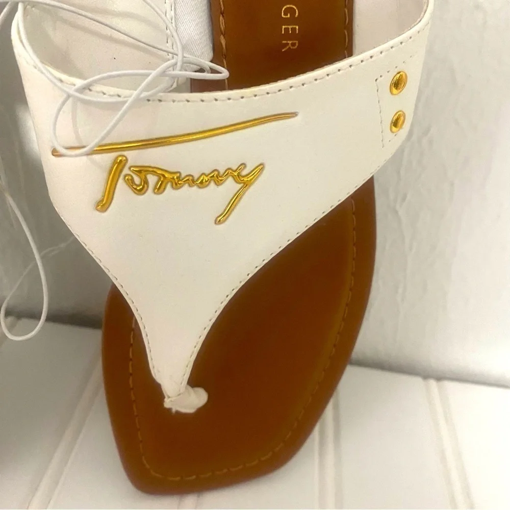 Tommy Hilfiger Women’s TWJELVINO-R Flip Flops Sandals with Gold Emblem Size 6M